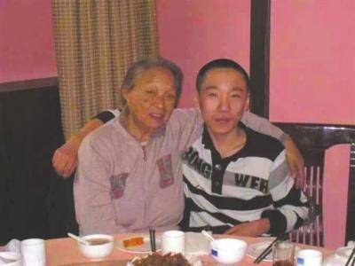 原创国家一级演员柏青因病去世千人送别23岁孙子更是国人骄傲