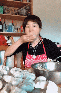 图片[1]-GIF搞笑段子：大姐，你这样包饺子，让家里人看到还能吃的很香么！-妖次元