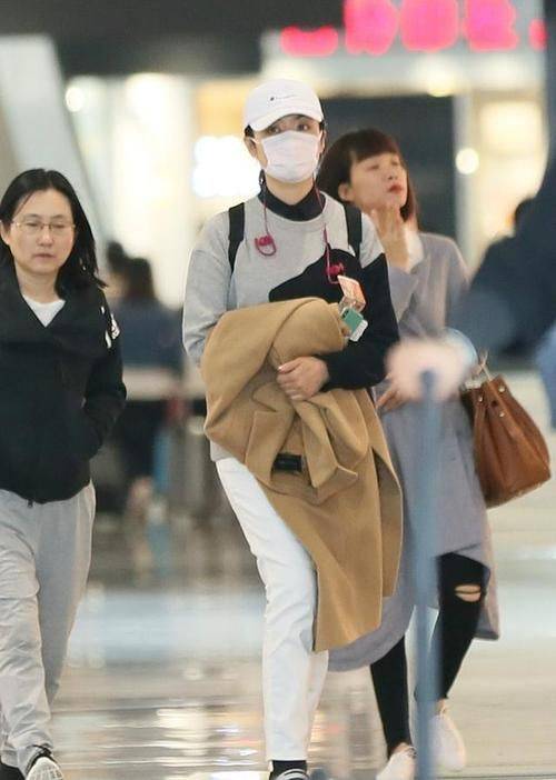 而在已经50岁的年纪上原本应该看起来年迈的身影在周涛身上就没有