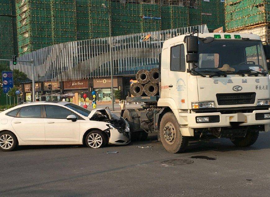 别克威朗遭泥头车"断头", 看到车况后,网友:修好果断卖了吧