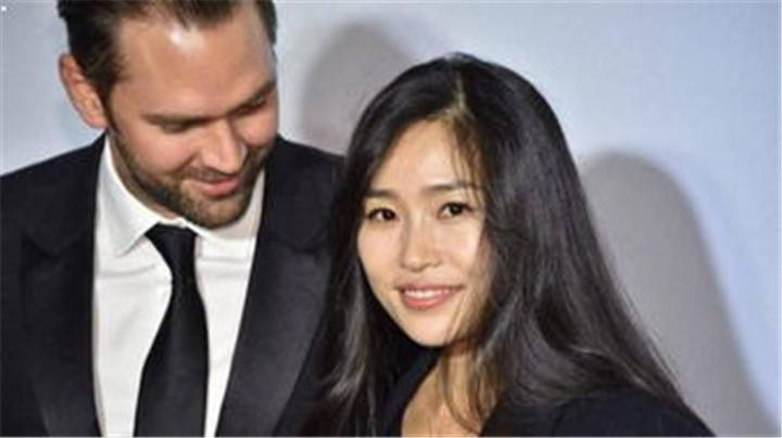 原创张艺谋37岁女儿近照曝光,被外籍老公出轨家暴,二婚嫁总裁超甜蜜