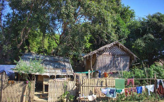 这里贫穷落后居民住在茅草屋中,女人,孩子都在河里洗澡!