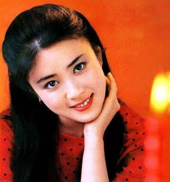 她是上世纪八九十年代红极一时的绝色女明星,《封神榜》中的苏妲己