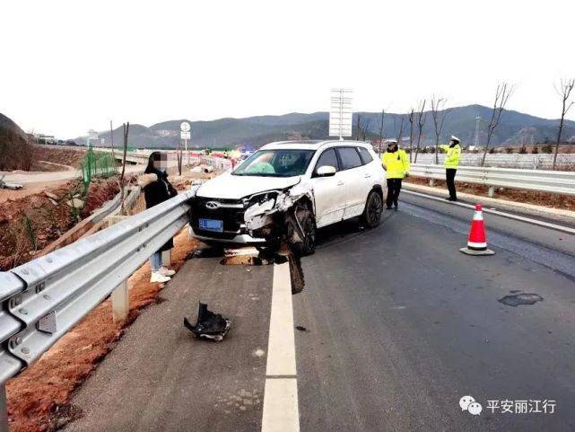 疲劳驾驶出车祸!丽香高速一轿车突撞护栏,车头碎一地