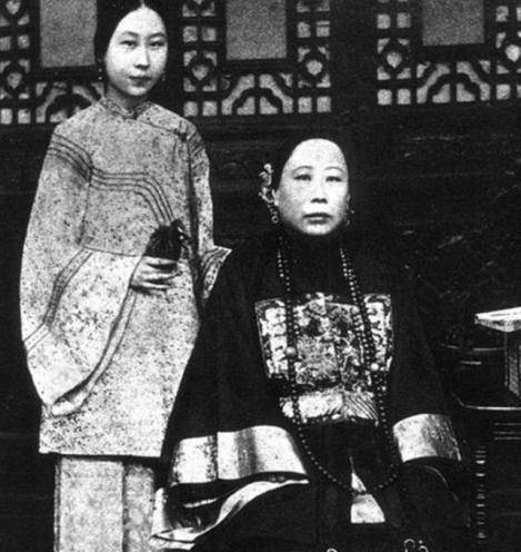 夫人赵小莲和其女儿李菊耦李鸿章小女儿李菊藕,嫁给了晚清名臣张佩纶