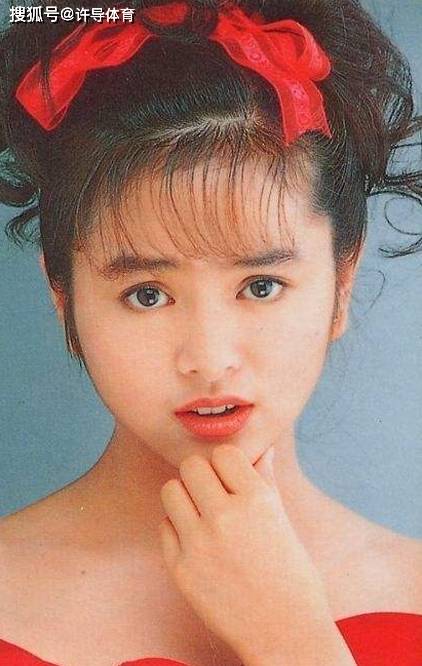 她曾是香港著名的玉女明星,以清纯可爱形象闻名,被誉为"90年代最可爱