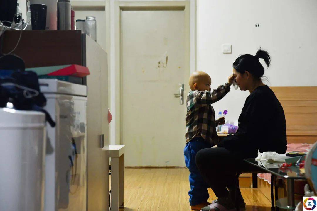 年轻妈妈从小怕打针,拒绝学护士,如今为儿子在自己胳膊上练扎针