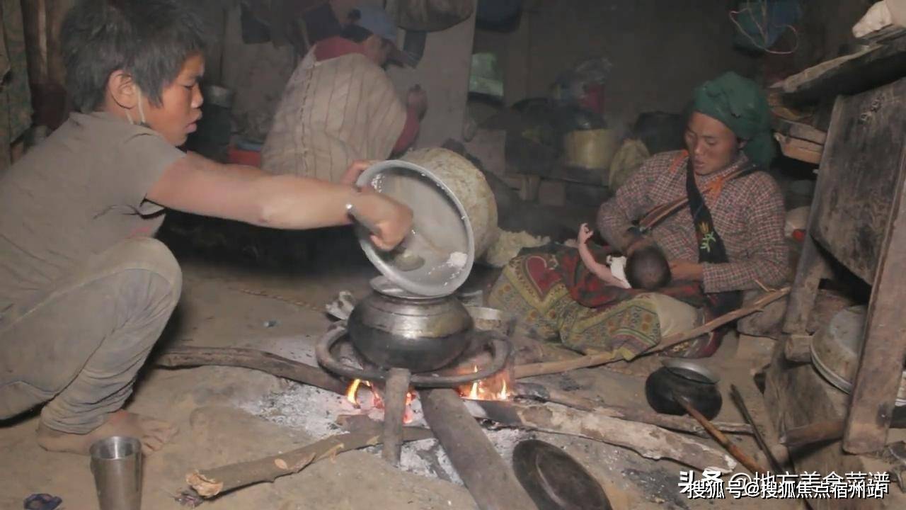 尼泊尔山区穷人家六个小孩大冬天打赤脚穿短袖全家吃青菜心酸