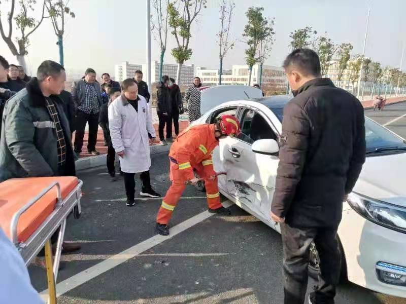 接到警报后,交警部门迅速启动《道路交通事故应急处置救援预案,指挥