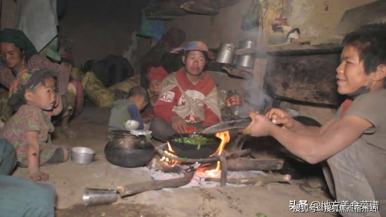 尼泊尔山区穷人家六个小孩,大冬天打赤脚穿短袖,全家吃青菜心酸
