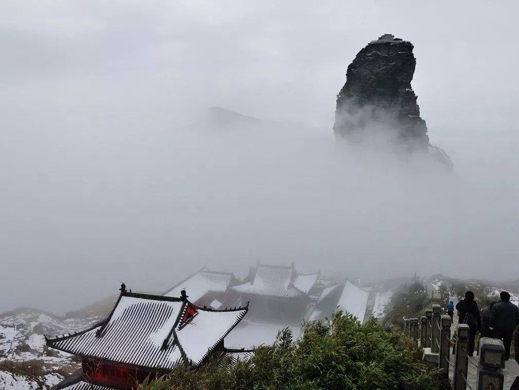 湛蓝的天空,巍峨的山峦,皑皑的雪山,远远望去苍茫震撼