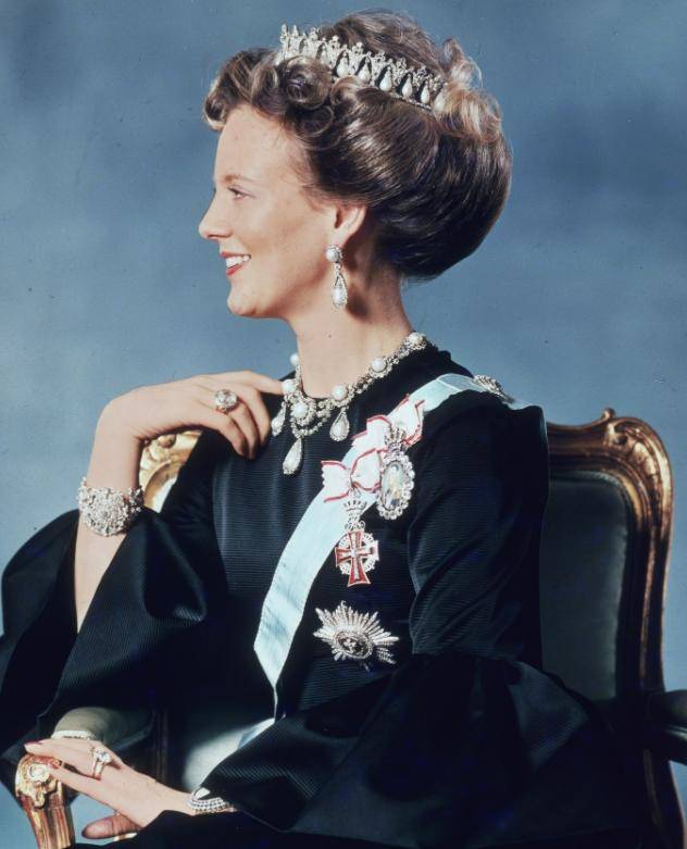 原创英女王也有闺蜜:80岁丹麦女王爱穿碎花裙,天天提篮子上街买菜