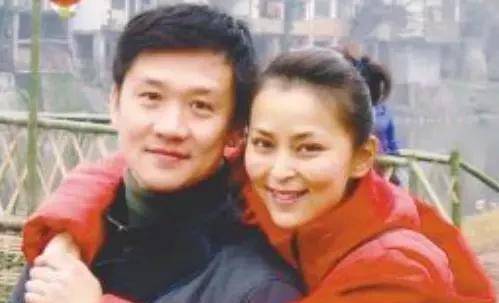 她用多年捧红丈夫,却遭抛弃丈夫,如今嫁入豪门幸福美满