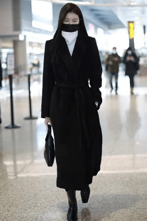 原创何穗不愧是国际超模穿黑色大衣搭白色毛衣现身机场简约又高级