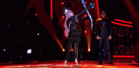 着宛若天籁的歌喉,一位神秘的