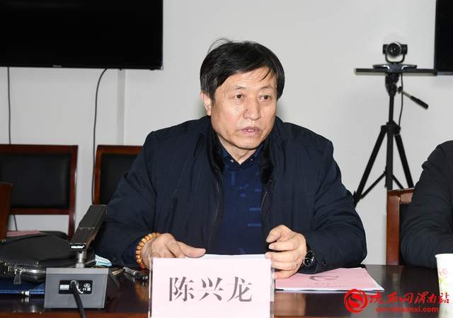 市律师行业党委副书记,市律师协会会长陈兴龙主持座谈会.