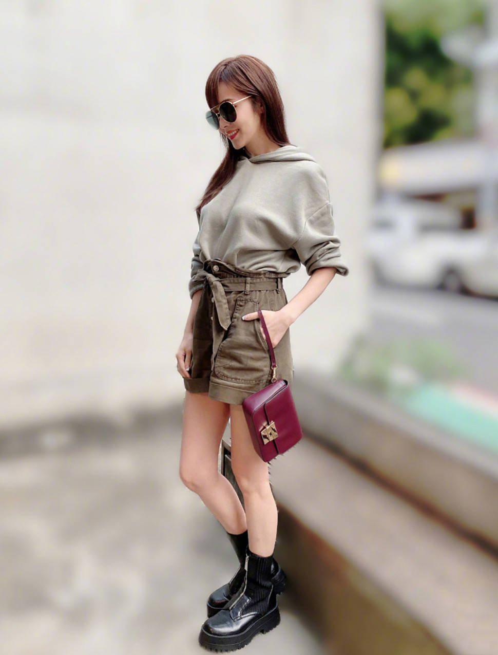 侯佩岑的这身造型,既有少女风的浪漫,还有着成熟女性特有的优雅,穿出