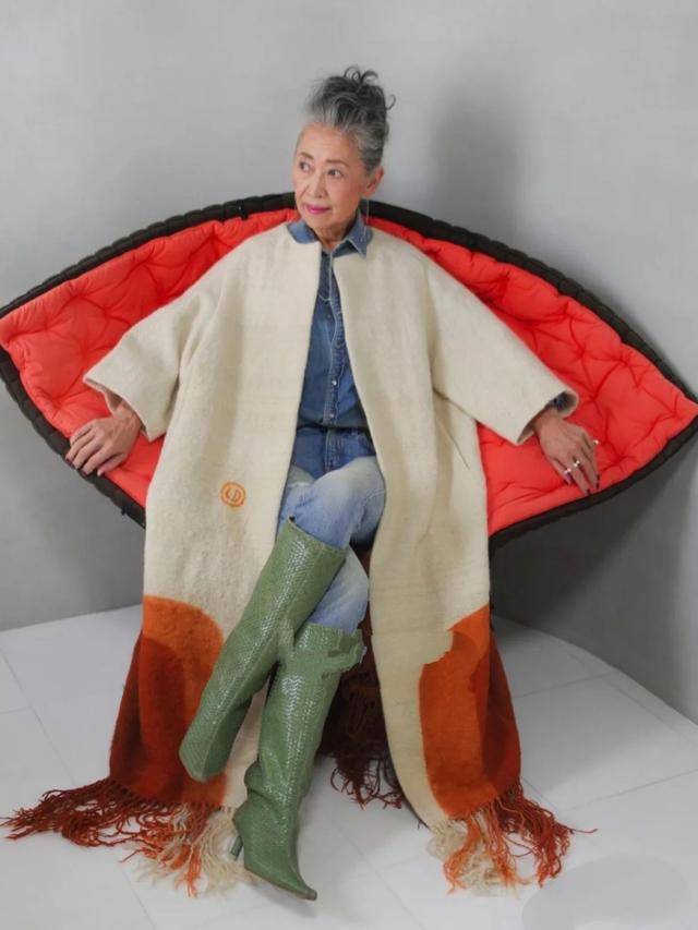 米色 红棕拼色长款无领大衣叠穿蓝色牛仔衬衫,牛仔裤与衬衫巧妙呼应