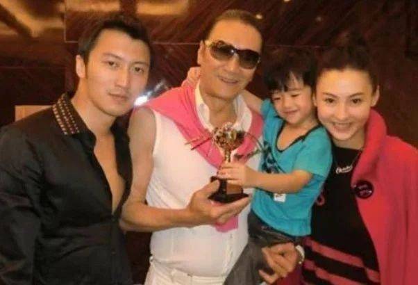 谢霆锋母亲67岁生日,张柏芝和儿子参加,王菲的做法更胜一筹