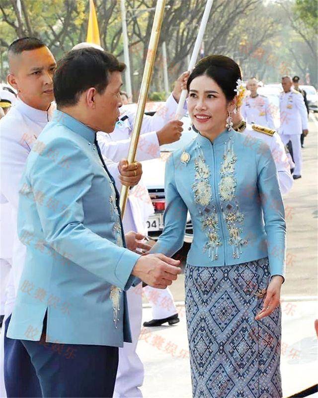 诗妮娜36岁生日终于亮相,穿蓝色泰装肚腩鼓鼓的,这是有孕了?