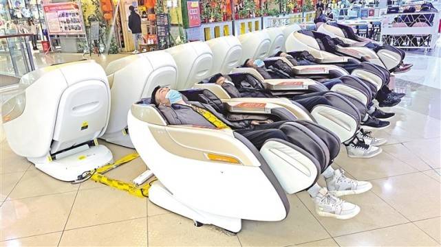 拉萨某超市内市民和游客在使用共享按摩椅.黄志武 格桑伦珠摄