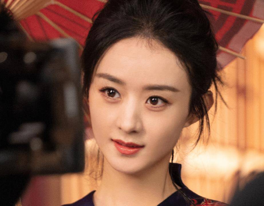 原创赵丽颖民国复古造型火了!细看皮肤状态,确定是33岁的女人吗?
