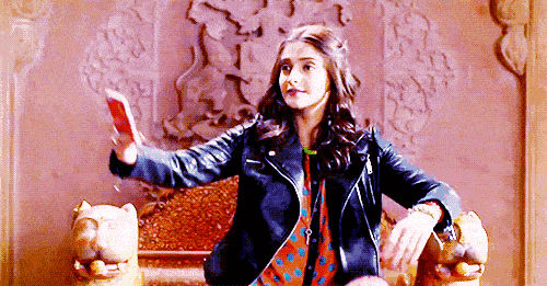 抹胸运动裤加拖鞋让她穿出了超a感,一副拽姐的样子.