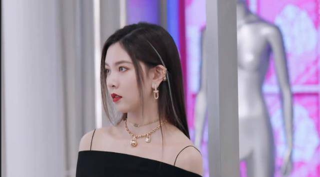 是因为她曾在韩国当过练习生,原本也是要出道的,但她却在跳舞的时候受