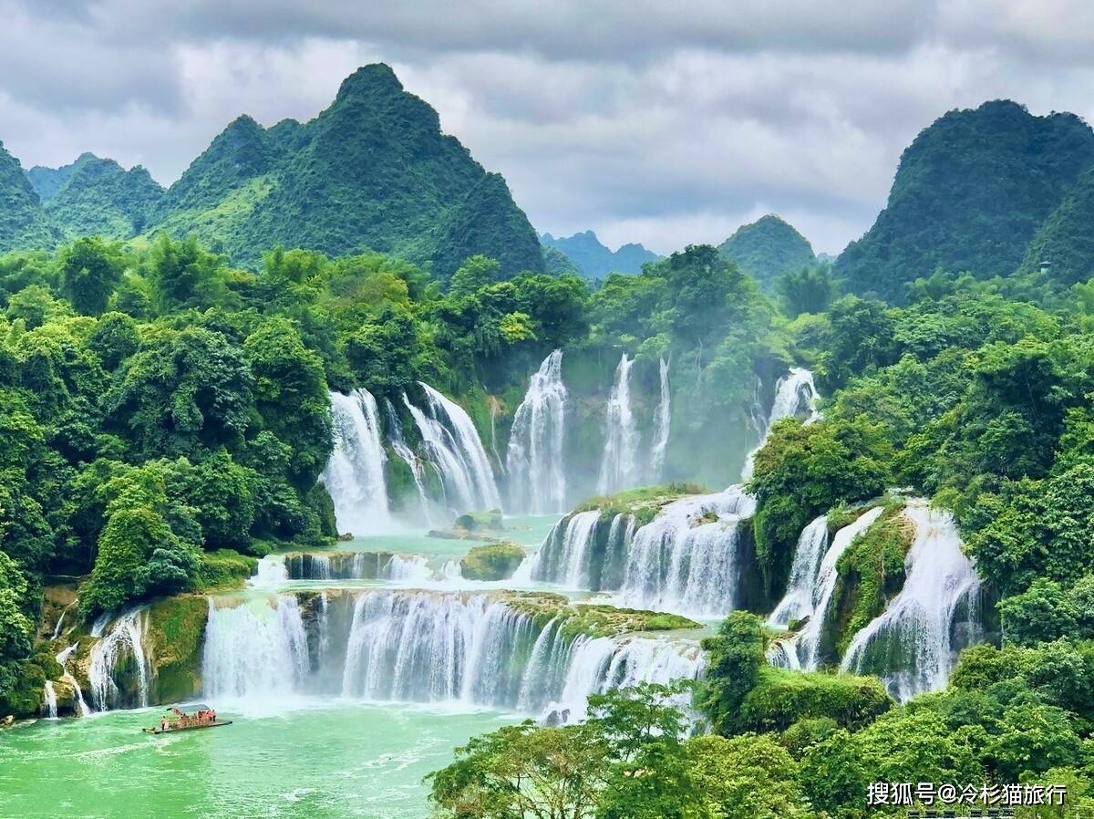 一波三折,形成三级瀑布,被 中国地理杂志评为中国最美瀑布