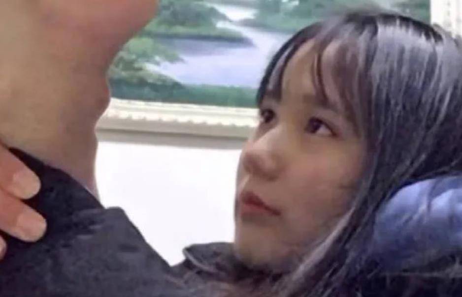 原创现在的女生也太凶猛了,你说你穿着隐形bra出去玩就罢了,竟然还做