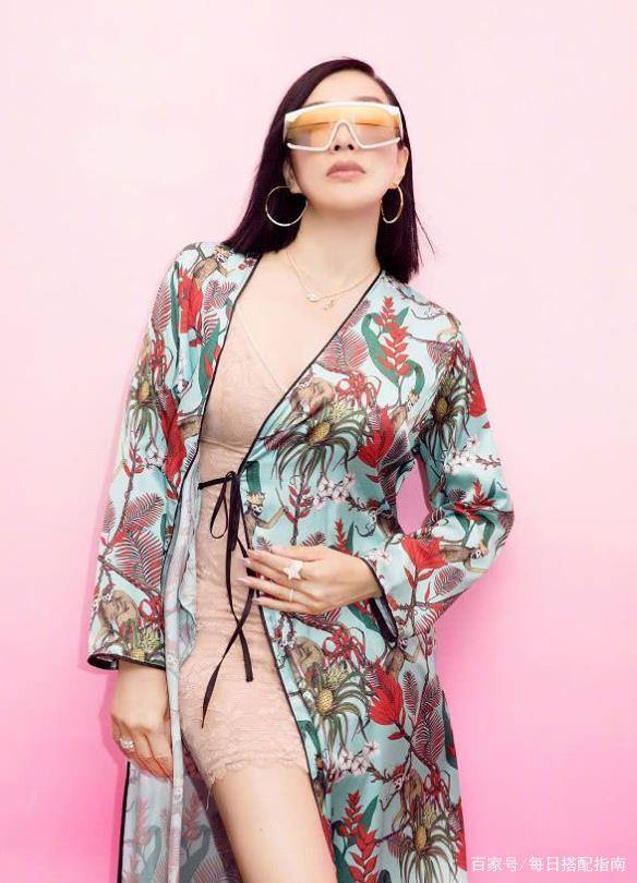 性感而又慵懒感十足,十分艳丽的花色点缀在上面,看着显得很时髦和抢眼