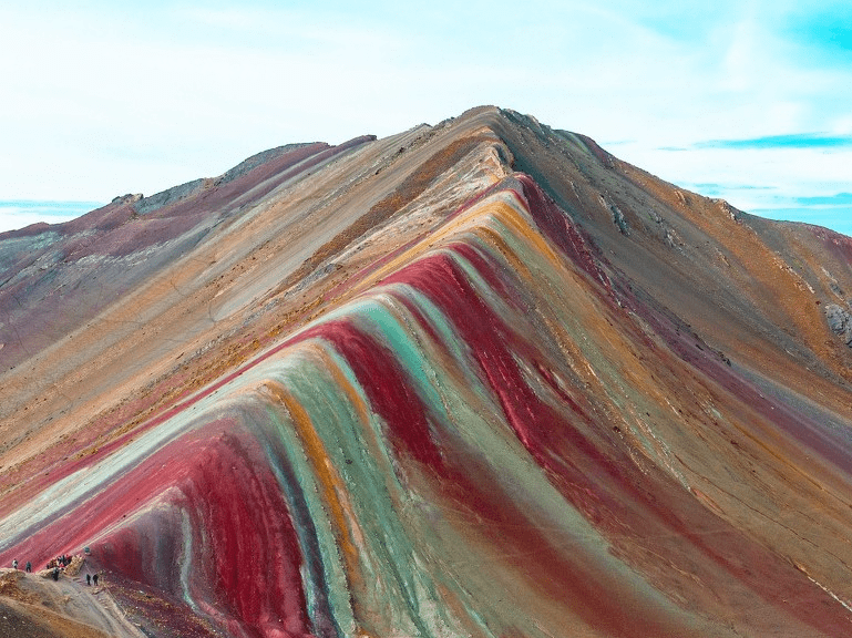 秘鲁有一座彩虹山了,这座彩虹山座落于南美洲秘鲁库斯科,为安地斯山脉