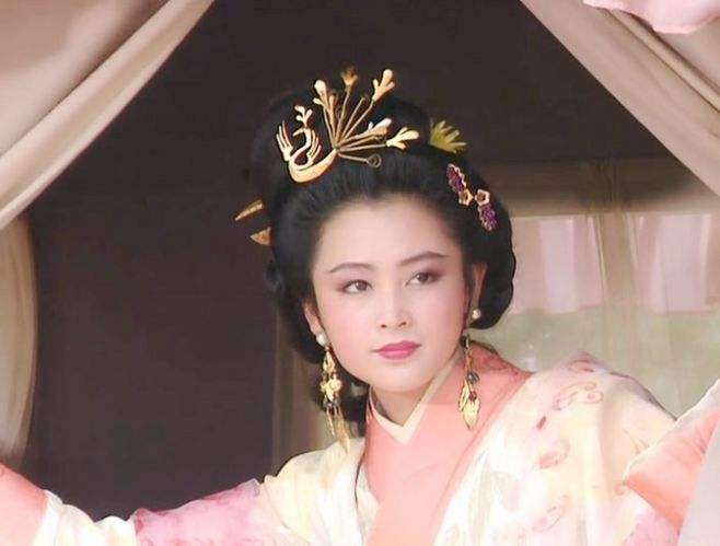 1994年,陈红在《三国演义》中饰演了貂蝉,这一版貂蝉惊艳了一个时代