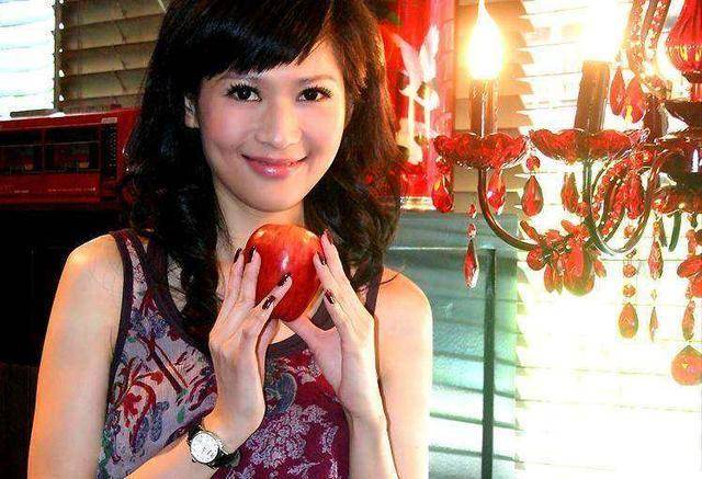 后来沈星跳槽到凤凰卫视,是《美女私房菜》,《娱乐大风暴》两个节目的