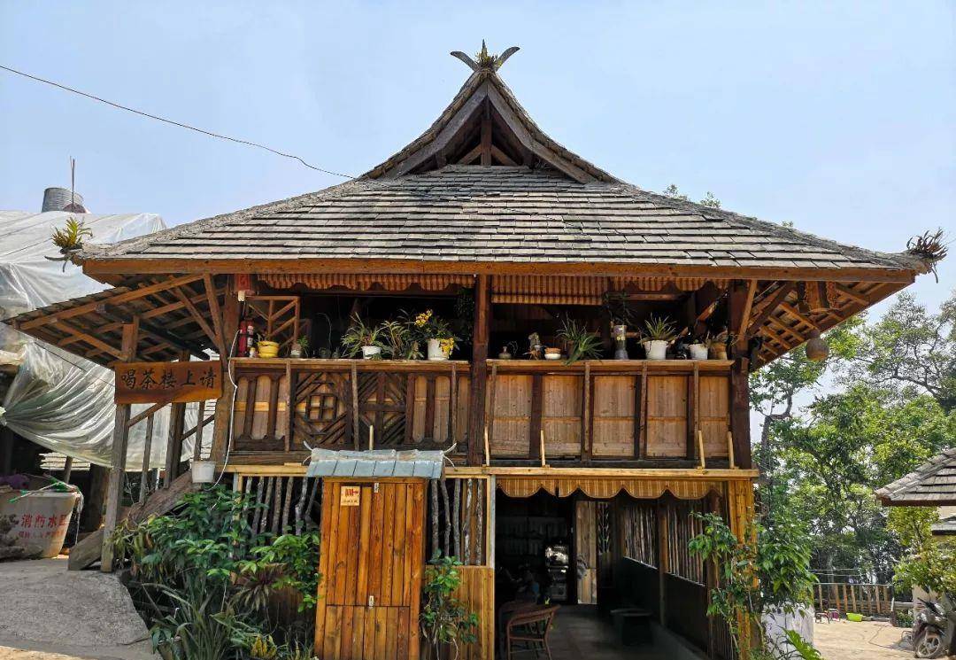 翁基村房子干栏式木屋,两层建筑,一楼养牲畜,堆放柴禾,农具,织布机等