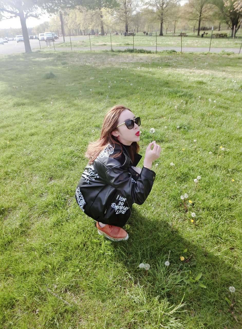 新晋小花李黎机场偶遇粉丝求合照!
