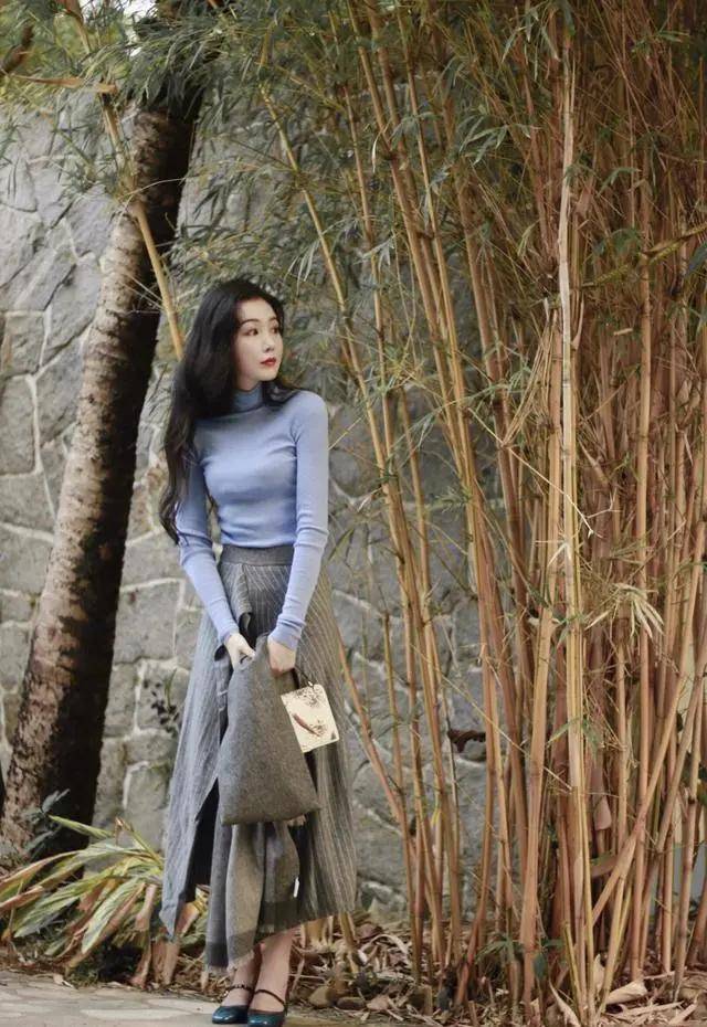 若想让造型更加显气质,可在毛绒外套里叠穿一件毛衣,增添随性,慵懒之