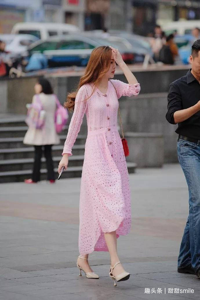 再穿上一双米白色的丝袜,让双腿显的清新淡雅又诱人