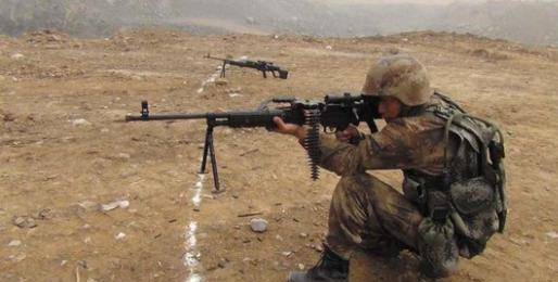 现在,我军步兵班中增加了1挺有效射程1000米采用150发弹链供弹的88式