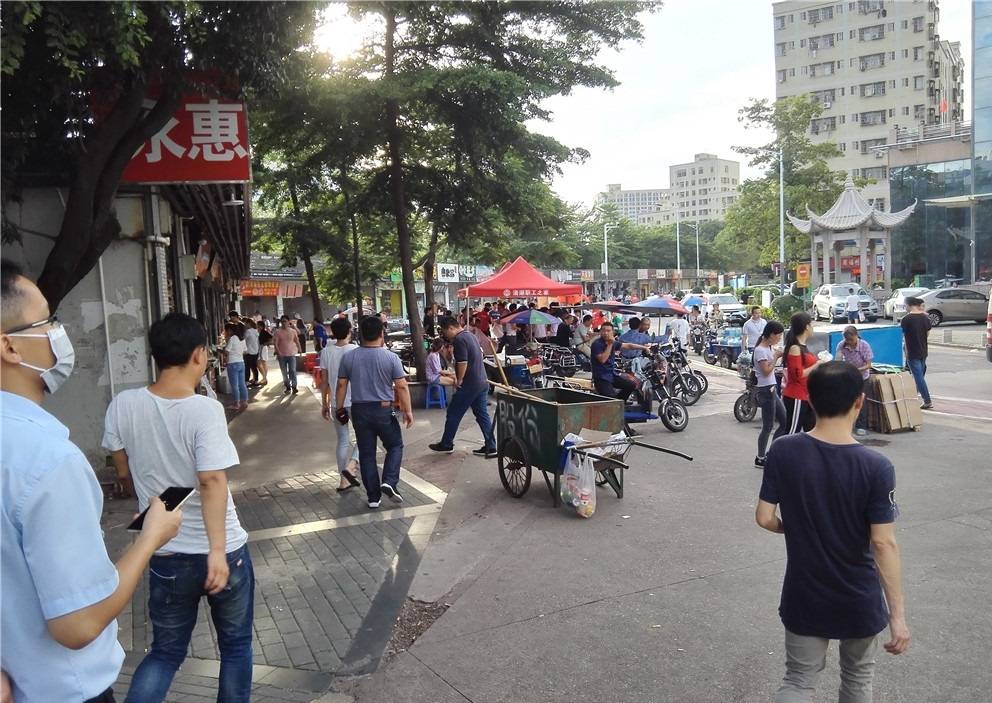 实拍龙华富士康工人下班的场景以前的拥挤呢工衣加牛仔裤呢