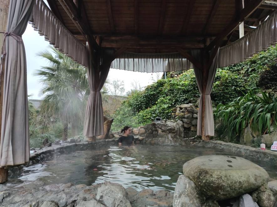 帝贝·云顶温泉度假村的温泉是黔西南第一家天然温泉.