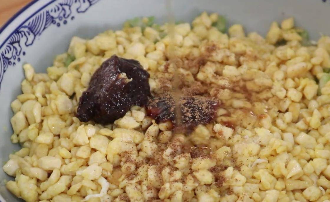 买把芹菜回家做道美食,鲜香美味,外酥里嫩,一顿5个不