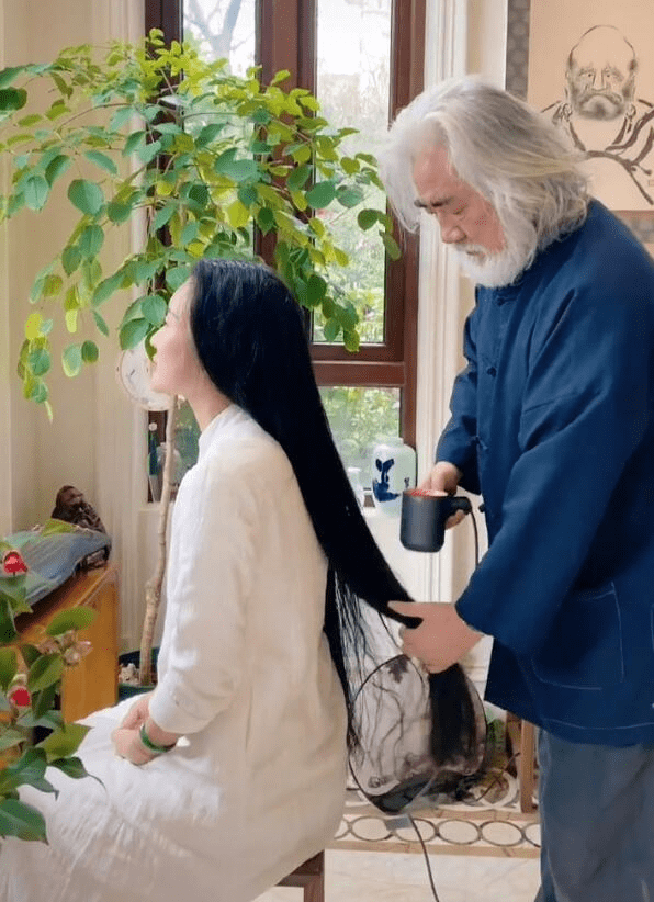 原创张纪中一家五口久违同框大儿子穿开衫逗妹玩二儿子光脚站地上