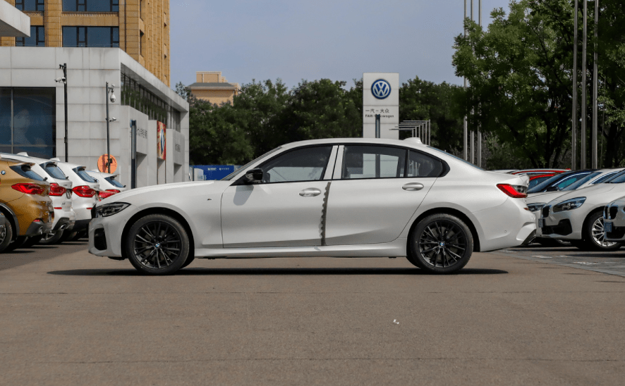 由于长轴距,bmw3系2021款330l ixdrive m运动曜夜套装在后部空间中