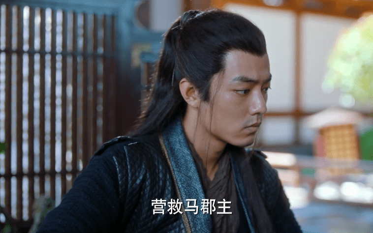 蓝色和红色碰撞,清新又不失朝气,年轻有活力,同色系花纹更显华美精致