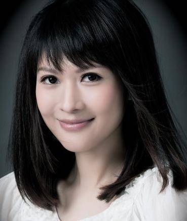 沈星转到了凤凰卫视,担任了《娱乐大风暴》和《美女私房菜》的主持人