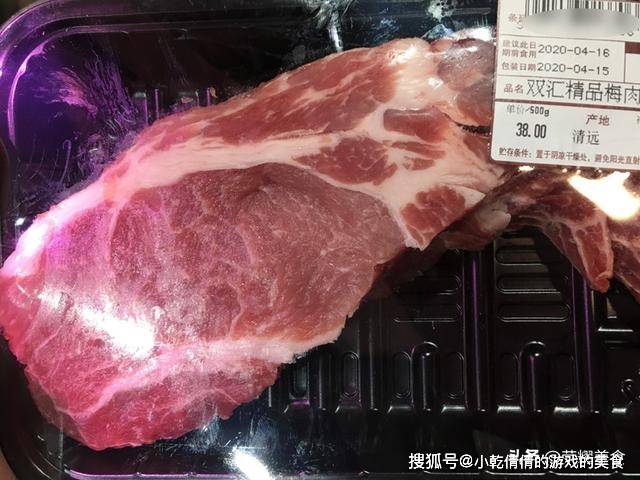 梅花肉是猪的肩部的肉,由于这个部位是跟前腿有很大关联,因此运动量
