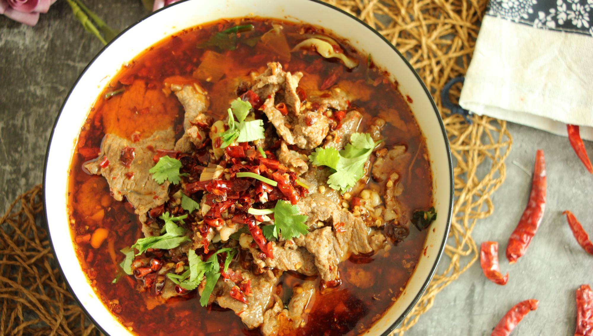 原创水煮牛肉的家常做法麻辣鲜香牛肉嫩滑年夜饭餐桌必备