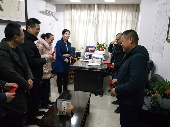 让他们过上一个欢乐,祥和,温暖的节日,2月5日上午,雨湖区政府副区长