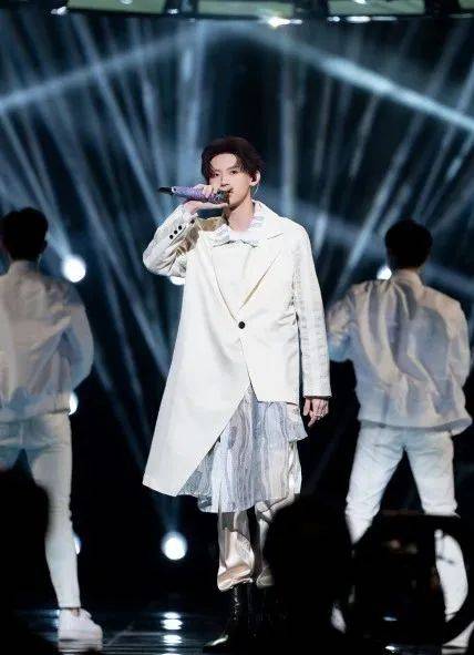 2021央视网络春晚:美女主播王冰冰连线丁真,蔡徐坤燃